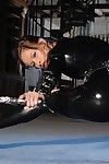 yuvarlak yamalak yağlanmış gal baskın Orospu Susana spears Alır kapalı onu Siyah lateks kıyafet içinde bu yarı karanlık