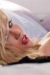 magnifique gros seins blonde breathtaker Kayden Kross se déshabille off Son noir lingerie