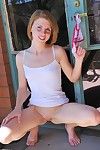 奥布里 Belle 皮 关闭 她的 牛仔裤 和 内裤 外面 要 显示 她的 粉红色 爱情 盒