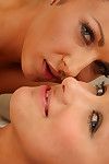 Keyfini çıkarın Göz kamaştırıcı throning oral birlikte İki kat lezbiyen Melekler