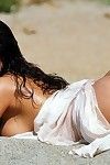 吸烟 热 圆形的 latina 贝贝 莫妮卡 门德斯 与 湿 黑色的 头发 姿势 赤裸裸的 上 的 海滩