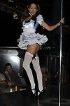 Long pattes modèle Jenna Haze Avec peu tanlined seins n' strip-tease dans Avant de la réalité public