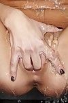 breasty sombre brun Chaudasse Kirsten Prix mouille elle-même et Son Teddy alors se déshabille et les doigts elle-même