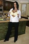 Juggy pornstar Carmella Bing là thích những nấu nướng, và Astonishingly trong những nhà bếp