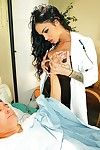 breasty Latine Babe médecin Angelina valentine se déshabille en bas pour Son lingerie et prend patient\'s dick