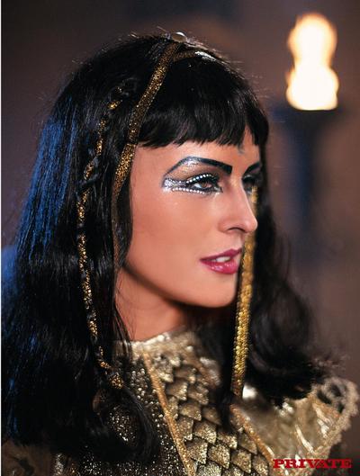 ворон черноволосый Египетские леди Сандра Руссо пользуется анал Секс и берет Спермы в ее рот