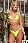lusty rubia Cindy Crawford bares su amarillo Bikini y juega Con su Coño
