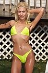 şehvetli Sarışın Cindy Crawford bares onu sarı bikini ve Oynar ile onu kedi