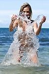 latina Babe Patty giọt cô ấy bikini Áo ngực và người sẽ lướt qua bộ ngực trên những trên bãi biển,