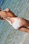 लैटिन देश की बेब पैटी बूँदें उसके बिकिनी ब्रा और चमक स्तन पर के समुद्र तट