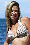 लैटिन देश की बेब पैटी बूँदें उसके बिकिनी ब्रा और चमक स्तन पर के समुद्र तट