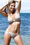 Latin Bebeğim Patty damla onu Bikini Sütyen ve yanıp söner göğüsleri Üzerinde bu plaj