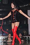 Super sexy Bruna Spogliarellista in stivali Tory lane dà un caldo mostra su stage