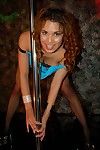 Curly Behaarte Latein pol Tänzerin Renae Cruz in sexy Fischnetz Strumpfhosen bekommt Knochen