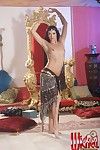 brunette Fille nakita Kash Secouant l' Nu seins Lorsque l'exécution la danse orientale