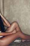 Klaudia badura erstaunt :Von: posing Ihr Nackt Formen unter die Warm Dusche