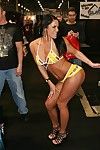 Juggy kusicielka Savannah Stern peelingi off jej żółty bikini i dostaje nafaszerowała z Sadło Dick