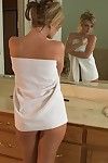 Nude Sophie Dee com suculento natural mamas e raspado o pentelho poses no frente de o espelho