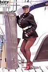 mayores Rubia Babe tetona Polvo liberar enorme Tetas de uniforme al aire libre