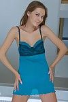Heerlijk slank tiener bogdana B Strips haar Blauw kledingstuk in De Badkamer naar spelen naakt