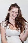 Adorable adolescent Avec sexy lunettes bénéficie d' posant coquine et Secouant Son gros seins