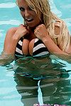 Ember Reina gosta de para pose ela Grande mamas e Que Incrível Cuzinho enquanto no o piscina