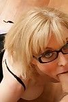 długonoga blondynka mamuśki Nina Hartley w okulary postawy w bielizna wtedy bierze pielęgnacja z Grube stałe kogut