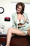 énorme seins bombe sexuelle Deauxma dans lunettes promenades bite comme fou dans l' bureau