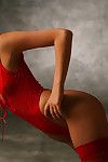 sensual Rubia en rojo lencería dando Pendientes solo Escena Mientras ondulado su Cuerpo