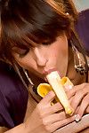 sensueel hottie Houdt van pesten :Door: voorzichtig schuiven banaan in haar strak kut