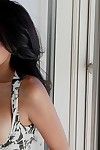 Raven Behaarte Jasmin Foxxx in Ultra Kurz sexy Kleid bekommt Ihr perfekt Big Titten aus
