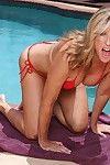sexy Loira milf jodi oeste lançando bom natural mamas a partir de biquini no piscina