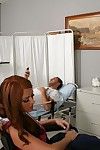 Sinuosa rossa Sophie Dee Con mostro Tette ottiene un cazzo in il ospedale