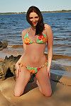 Attraktive und Unersättlich teen Carlotta Champagner ist demonstrieren Ihr boobies auf die Strand