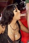fumar Morena Angelina San valentín vestido en De cuero chupa y folla en Un Bar