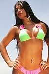 Voluttuosa latina Babe Con Abbronzato Pelle ottiene rid di Il suo Bikini all'aperto