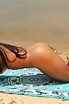 voluptuous latina Babe Mit gegerbt Haut bekommt entfernen der Ihr Bikini outdoor