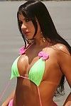 voluptuous latina Babe Mit gegerbt Haut bekommt entfernen der Ihr Bikini outdoor