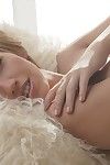 सुंदर लंबे समय बालों वाली लड़की Eufrat खींचती है बंद उसके सफेद जाँघिया करने के लिए मुद्रा नग्न और हस्तमैथुन