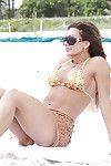 mature Femme Nina Dolci laisser entreprise seins gratuit À partir de bikini sur Plage