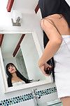 brunette adolescent Babe Rachel Rivera l'affichage rasée latina chatte dans Salle de bain