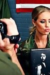 Grande meloend militar Babe no uniforme Nicole Aniston experiências no topo de galo
