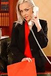 office Blond veronica carso in Helder rood blouse krijgt haar glad kut sloeg