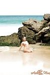 blonde Strand Babe ashley feuert Modellierung Topless in bikini Böden