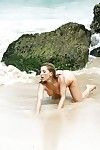 ผมบลอนด์ ชายหาด ที่รัก แอชลีย์ ไฟไหม้ ยังเป็นนางแบบ เปลือยท่อนบ ใน เซ็กซี่โดยเฉพาะบนใบหน้าของ แก้ว