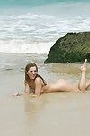 Blondynka Plaża Kochanie Ashley Pożary symulacja topless w Bikini dna