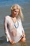 Slim loira Babe wiska poses Nude e no molhado branco blusa no o Beira-mar