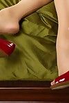 kızıl saçlı Bebeğim Karlie Montana içinde stiletto ayakkabı sunar onu Güzel Ass ve kedi Üzerinde bu Yatak