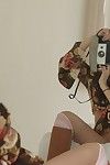 Голые Очаровательные Брюнетка Талья Шепард умиляет ее гладкая Урвать и Играет с ретро камера
