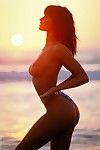 La mitad desnudo o desnudo este de lujo Chica Anita Rubia se ve Increíble en el Playa